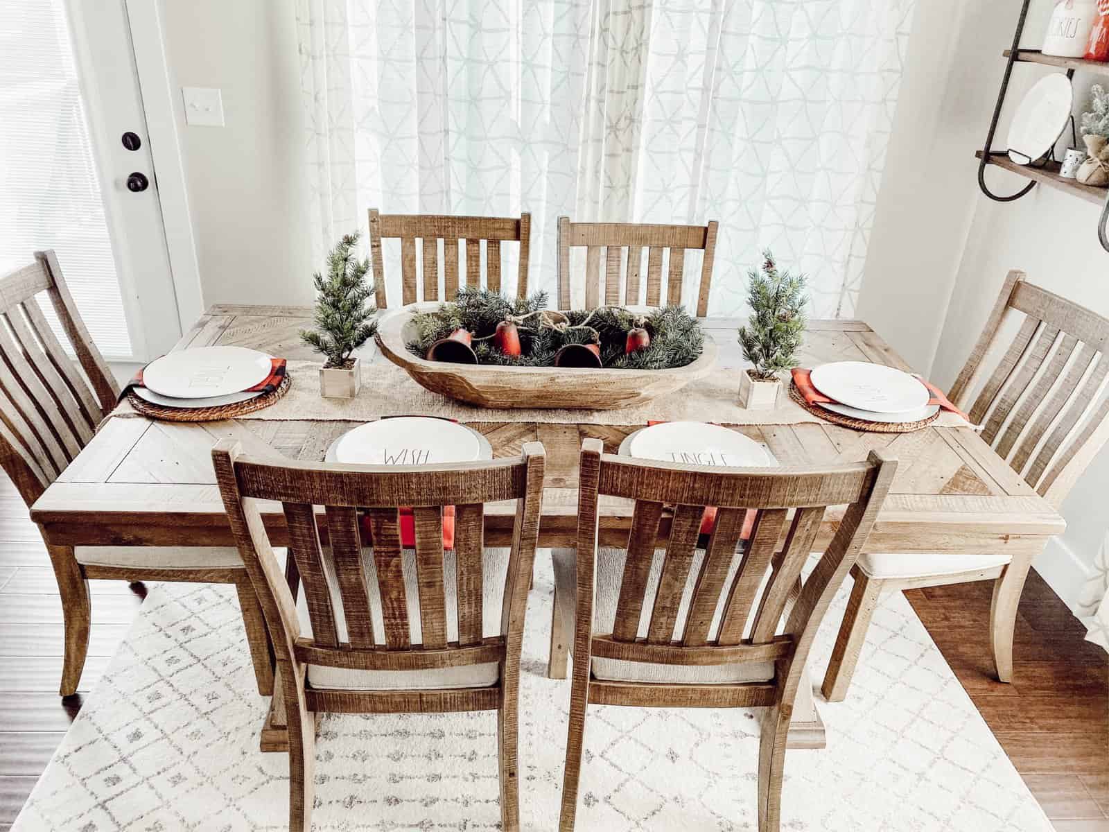 How to Style an Easy and Beautiful Christmas Tablescape