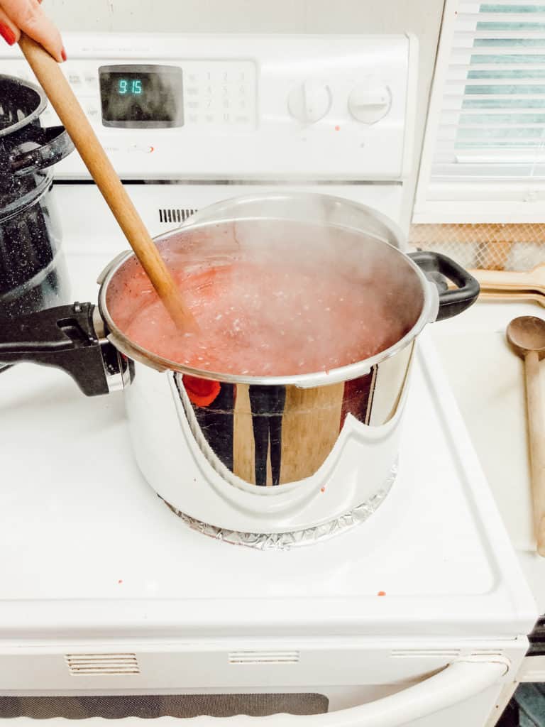 Boiling raspberry juice and pectin