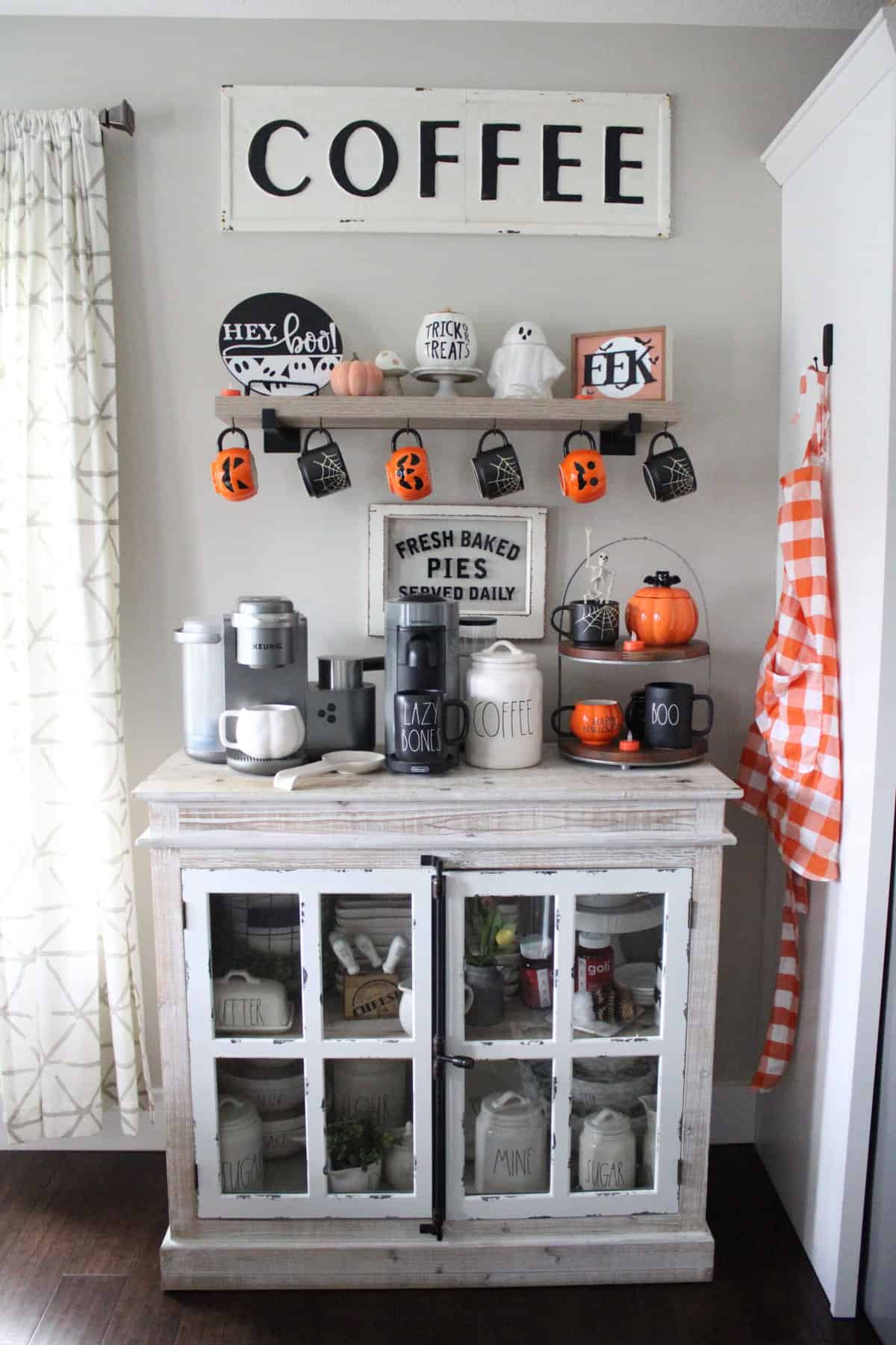 Minimalist Halloween Decor Ideas - Mornings on Macedonia