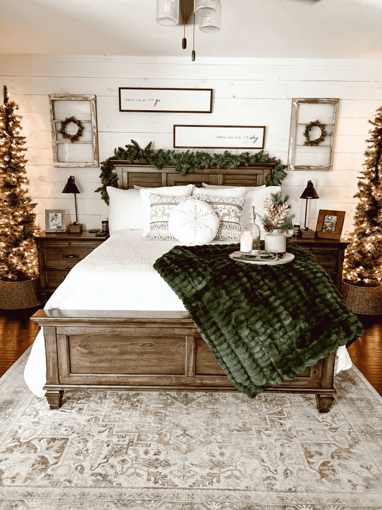 How to Decorate a Bedroom for Christmas