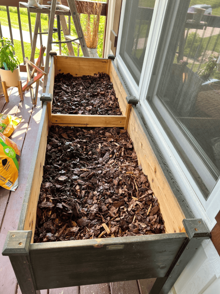 Adding Wood Chips To Garden Bed