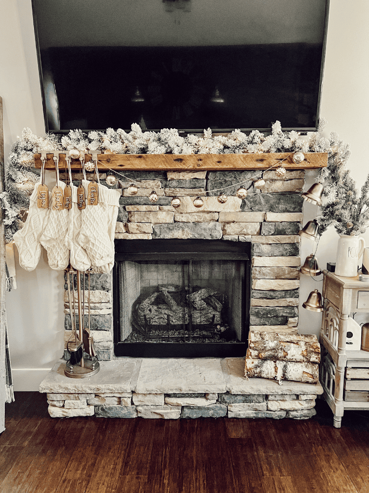 Gold Christmas Mantle.png